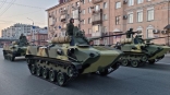 В центр Омска въехала военная техника В центр Омска въехала военная техника
