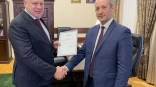 В кадр с мэром Омска Сергеем Шелестом попал подарок Никаса Сафронова В кадр с мэром Омска Сергеем Шелестом попал подарок Никаса Сафронова
