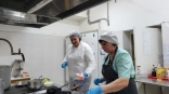 Омские единороссы испекли для переселенцев из Донбасса блины к Масленице