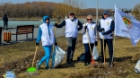 Сотрудники СК «Гелиос» вышли на уборку омского парка «Зеленый остров»