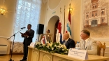 Генконсул Кожамбердиев подарил мэру Омска Шелесту картину с семью сокровищами казахов