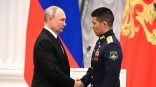 Владимир Путин вручил омичу звезду Героя России за подвиг в ходе СВО Владимир Путин вручил омичу звезду Героя России за подвиг в ходе СВО