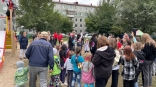 При поддержке активистов акции «Решают люди» во дворе дома на улице Лисицкого в Омске появился островок детства При поддержке активистов акции «Решают люди» во дворе дома на улице Лисицкого в Омске появился островок детства