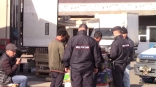 Рейд по мигрантам на Черлакском рынке в Омске попал на видео Рейд по мигрантам на Черлакском рынке в Омске попал на видео