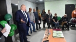 Мэр Омска Шелест вручил переселенцам из аварийного жилья ключи от квартир в новостройке Мэр Омска Шелест вручил переселенцам из аварийного жилья ключи от квартир в новостройке