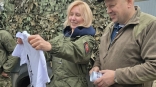 Мэру Омска Шелесту в ЛНР вручили подарок от десантников Мэру Омска Шелесту в ЛНР вручили подарок от десантников