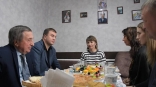 Губернатор Омской области Виталий Хоценко навестил семью бойца СВО Губернатор Омской области Виталий Хоценко навестил семью бойца СВО