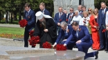 В Омске губернатор Хоценко принял участие во всероссийской акции «Храним Огонь Победы» В Омске губернатор Хоценко принял участие во всероссийской акции «Храним Огонь Победы»