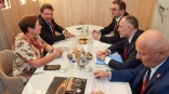Глава Омской области Виталий Хоценко провел первую деловую встречу на полях ПМЭФ-2025 Глава Омской области Виталий Хоценко провел первую деловую встречу на полях ПМЭФ-2025
