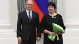 Сергей Кириенко наградил чиновницу из мэрии Омска Сергей Кириенко наградил чиновницу из мэрии Омска