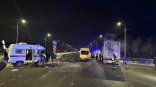 Показаны жуткие фотографии с места омской аварии «Мерседеса» и скорой с погибшим пациентом