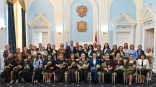 Кого из жительниц Омской области наградил Хоценко перед 8 Марта – список
