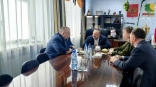 Геннадий Долматов провел встречу с участницей СВО из Омского района