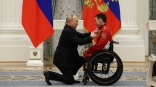 Президент Путин встал на колено при награждении паралимпийца Голубкова Президент Путин встал на колено при награждении паралимпийца Голубкова
