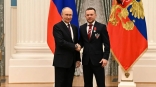 Владимир Путин наградил омского бойца Петра Яна