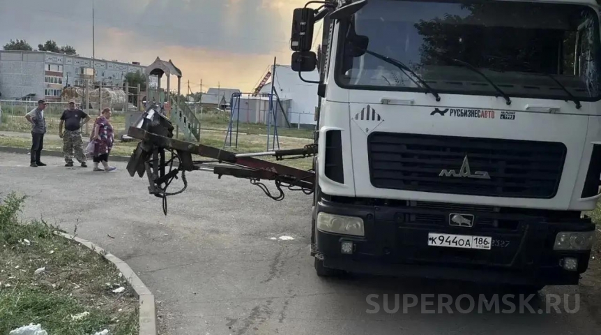 Омский мусоровоз случайно продырявил дом по заказу местной администрации Омский мусоровоз случайно продырявил дом по заказу местной администрации