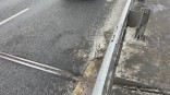 На Ленинградском мосту в Омске после жары поплыл асфальт На Ленинградском мосту в Омске после жары поплыл асфальт