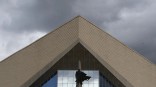 У СКК имени Блинова в Омске монтируют большую сцену У СКК имени Блинова в Омске монтируют большую сцену