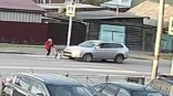 Ребенка выкатила впереди: кадры жуткого ДТП попали на видео Ребенка выкатила впереди: кадры жуткого ДТП попали на видео