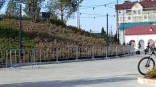 Свежие клумбы в Омской крепости экстренно закрывают забором Свежие клумбы в Омской крепости экстренно закрывают забором