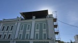 На крыше омского драмтеатра появилась деревянная мансарда На крыше омского драмтеатра появилась деревянная мансарда
