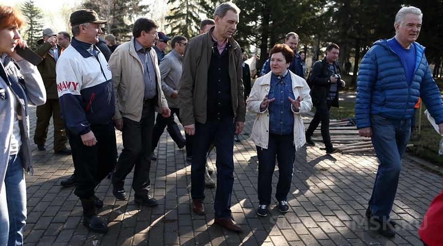 В центре - секретарь омского политсовета ЕР Александр Артёмов В центре - секретарь омского политсовета ЕР Александр Артёмов