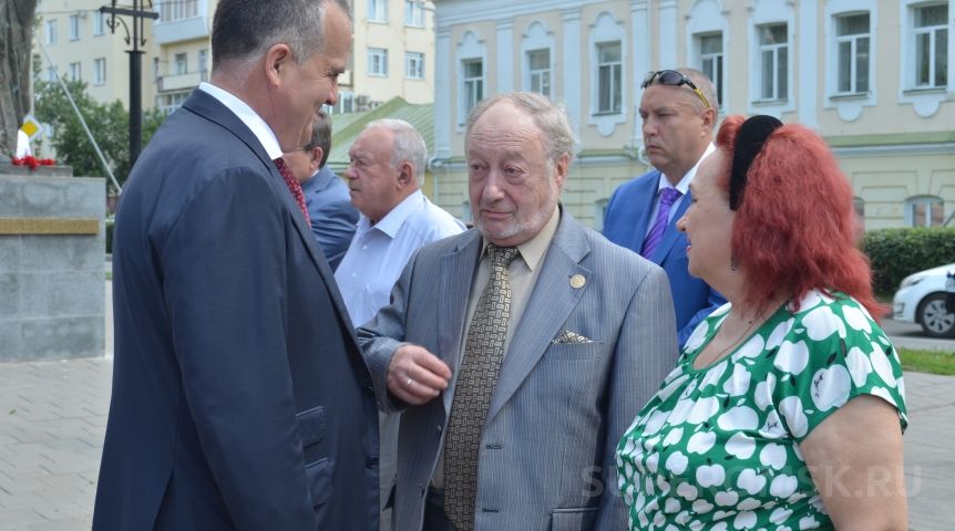 Первый вице-губернатор Андрей Новоселов оживленно беседует с директором Музтеатра Борисом Ротбергом Первый вице-губернатор Андрей Новоселов оживленно беседует с директором Музтеатра Борисом Ротбергом