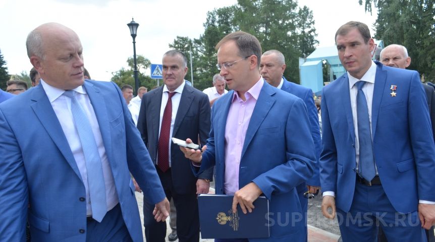 Глава Минкульта РФ Владимир Мединский активно снимал омское мероприятие на свой мобильник Глава Минкульта РФ Владимир Мединский активно снимал омское мероприятие на свой мобильник