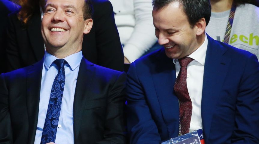 Премьер-министр РФ Дмитрий Медведев и вице-премьер РФ Аркадий Дворкович на пленарной сессии "Технологии роста: безопасность или мечты определят дальнейший технологический прогресс" Премьер-министр РФ Дмитрий Медведев и вице-премьер РФ Аркадий Дворкович на пленарной сессии "Технологии роста: безопасность или мечты определят дальнейший технологический прогресс"