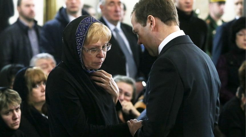 Дмитрий Медведев с вдовой погибшего Мариной Карловой. Фото: пресс-служба правительства/ТАСС Дмитрий Медведев с вдовой погибшего Мариной Карловой. Фото: пресс-служба правительства/ТАСС