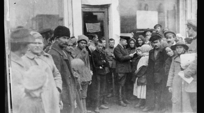 Каждый день появляется толпа нуждающихся в помощи у офиса Американского Красного Креста в Омске.