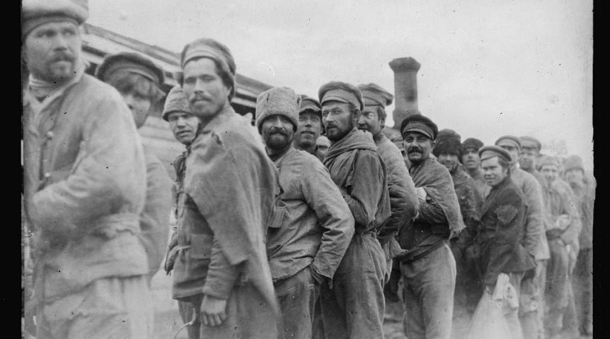 Пленные большевики в лагере в Омске. Они были захвачены войсками Колчака в недавних боях на Уральском фронте.