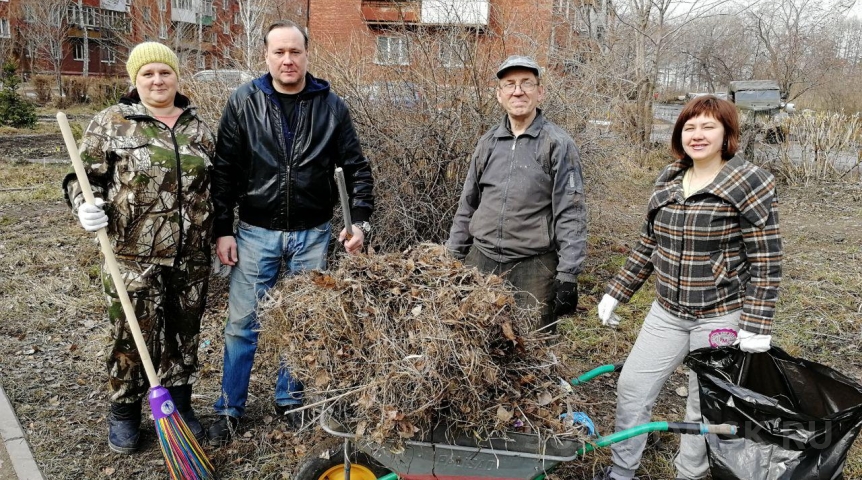 Ринат Карымов (второй слева) на субботнике Ринат Карымов (второй слева) на субботнике