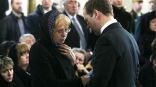 Дмитрий Медведев с вдовой погибшего Мариной Карловой. Фото: пресс-служба правительства/ТАСС Дмитрий Медведев с вдовой погибшего Мариной Карловой. Фото: пресс-служба правительства/ТАСС