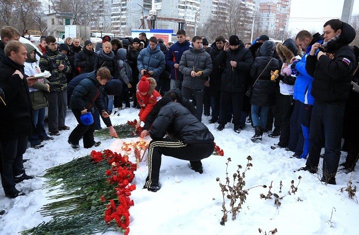 Омские спортсмены зажгли свечи в память об Иване Климове