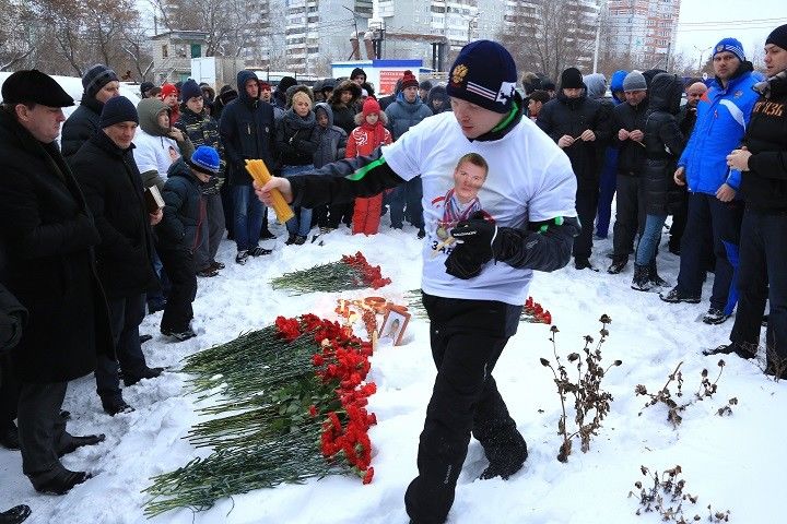 Омские спортсмены зажгли свечи в память об Иване Климове