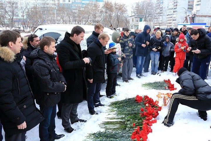Омские спортсмены зажгли свечи в память об Иване Климове