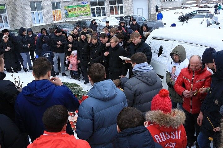 Омские спортсмены зажгли свечи в память об Иване Климове