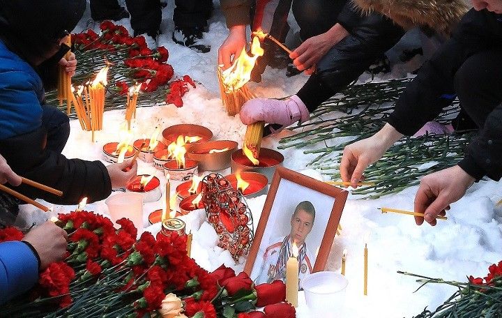 Омские спортсмены зажгли свечи в память об Иване Климове