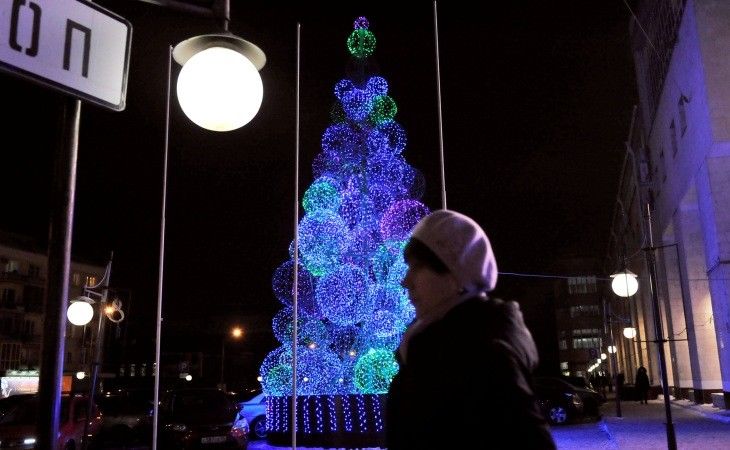 Омичам елки не наскучат до марта Омичам елки не наскучат до марта