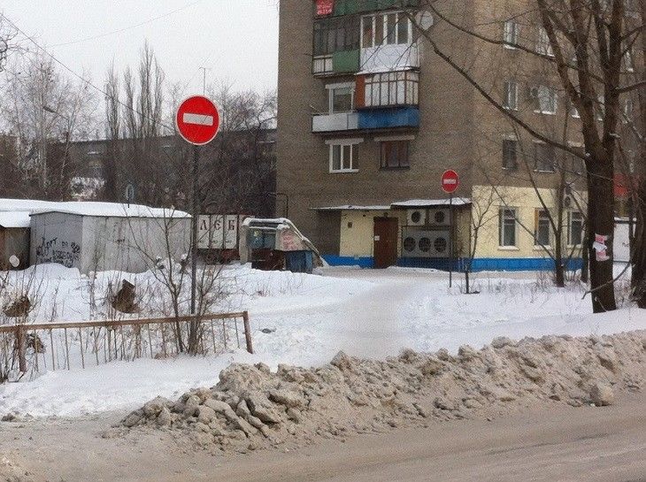 Омич собрал фотоколлекцию дорожных знаков, установленных в нелепых местах Омич собрал фотоколлекцию дорожных знаков, установленных в нелепых местах