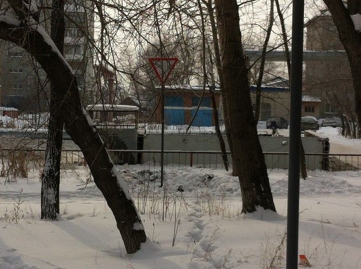 Омич собрал фотоколлекцию дорожных знаков, установленных в нелепых местах