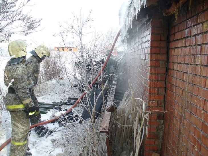 В элитном селе Розовка сгорели гараж и коттедж