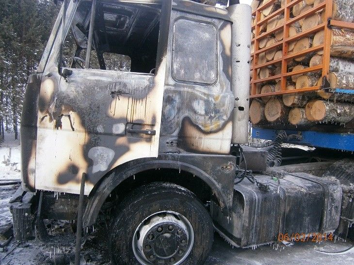 На трассе под Омском вспыхнула фура, у которой отказали тормоза На трассе под Омском вспыхнула фура, у которой отказали тормоза