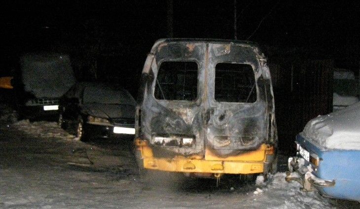 В Омске за ночь сгорели три автомобиля В Омске за ночь сгорели три автомобиля