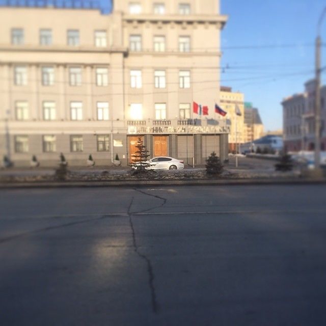 Накануне 8 марта, все разъехались. Один мэр на работе