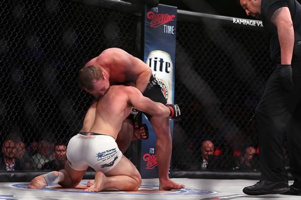 Боец Александр Шлеменко в третий раз отстоял чемпионcкий пояс Bellator