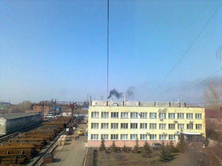 В небе над «Омским каучуком» снова появилось облако черного дыма В небе над «Омским каучуком» снова появилось облако черного дыма