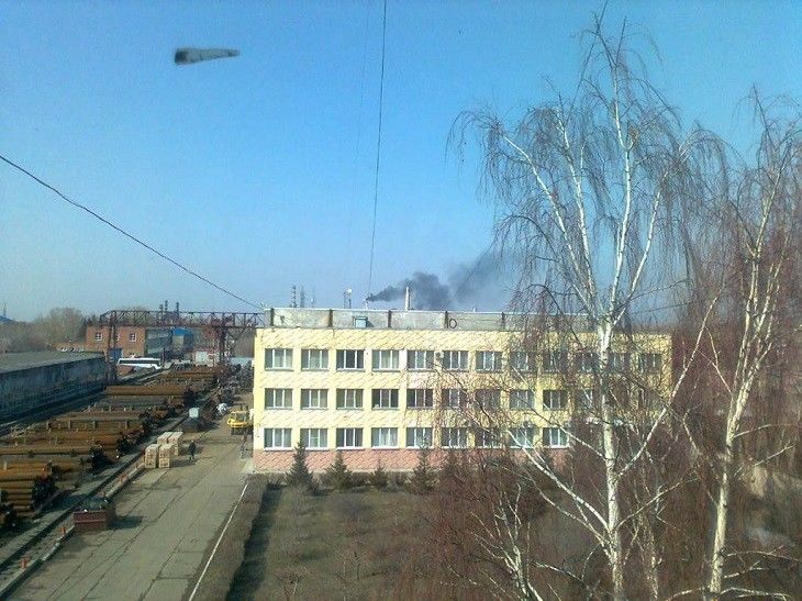 В небе над «Омским каучуком» снова появилось облако черного дыма В небе над «Омским каучуком» снова появилось облако черного дыма