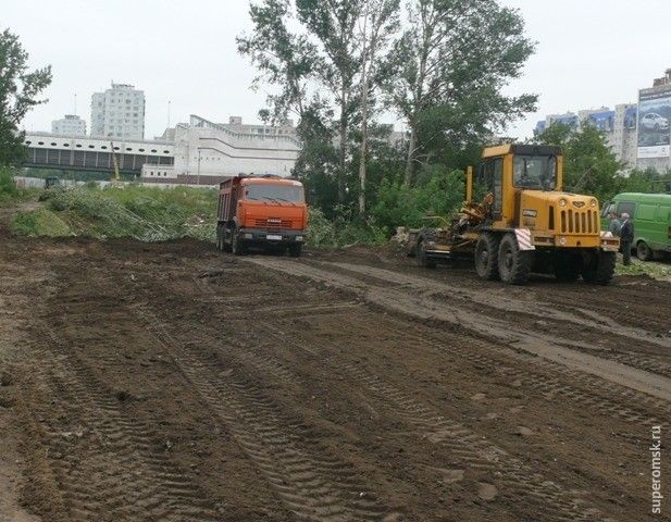 Омские автомобилисты свободно гоняют по новой пешеходной зоне у метромоста